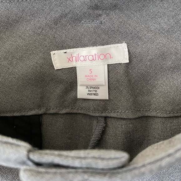 Xhilaration woman’s capri stretch pants. Grey size 5. Like new condition. - Picture 3 of 7